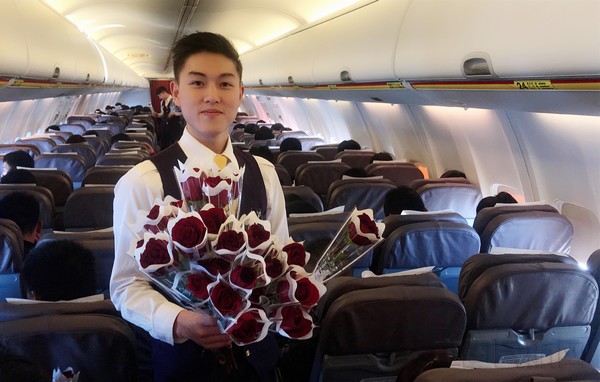 祥鹏航空绅士乘务组陪女性乘客共度妇女节(图