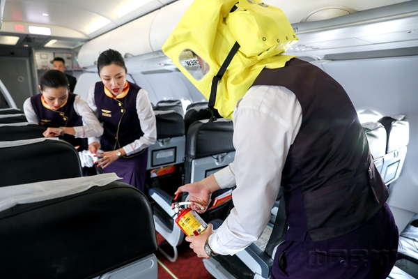 祥鹏航空开展机上锂电池自燃暨机上颠簸应急实战演练 (2).jpg 祥鹏航空开展机上锂电池自燃暨机上颠簸应急实战演练 (2).jpg