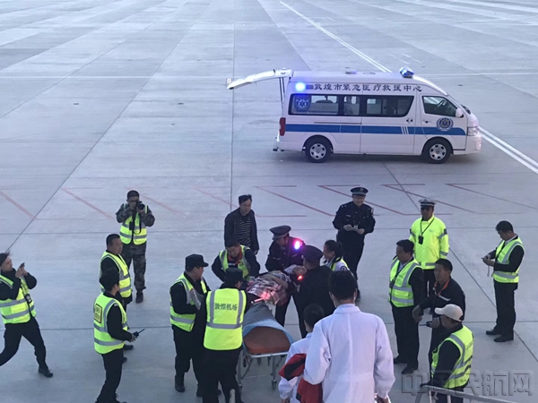 旅客突发疾病 北京首都航空乘务组空中急救(1).jpg 旅客突发疾病 北京首都航空乘务组空中急救(1).jpg