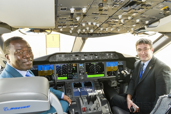 飞机落地后，来自联合国的两位国际友人，饶有兴致参观联合梦想号驾驶舱。.jpg