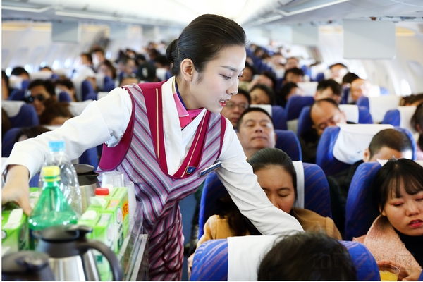 资料图 王有勉摄影 乘务员正在进行客舱服务.jpg