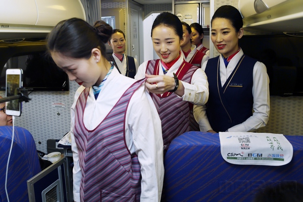 南航大连开放日:邀32名校园大使探秘模拟舱