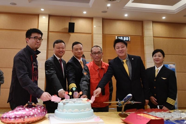 海南航空副总裁余超杰(左二)、大新华航空安全总监栾荣荣(右一)、飞行部总经理阎波(右二)等现场嘉宾共同切下蛋糕,纪念海南航空波音767飞机退役 摄影:陶冉.jpg 海南航空副总裁余超杰(左二)、大新华航空安全总监栾荣荣(右一)、飞行部总经理阎波(右二)等现场嘉宾共同切下蛋糕,纪念海南航空波音767飞机退役 摄影:陶冉.jpg