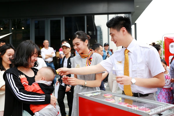 北部湾航空联合可口可乐举办摩登快闪活动