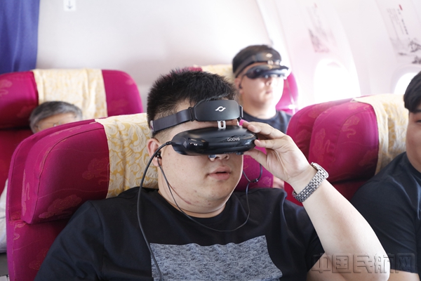旅客在航班中观看3D电影 吴蒙 摄.JPG