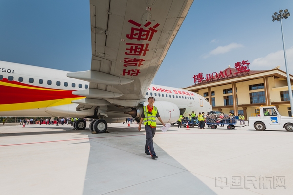 附图2:海航机务人员积极落实航班保障任务。冷子豪 摄.jpg 附图2:海航机务人员积极落实航班保障任务。冷子豪 摄.jpg