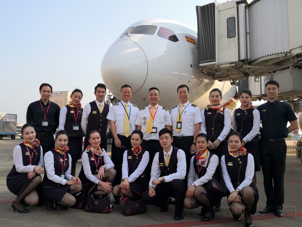 附图5:海南航空机组人员以一流的品质,充分彰显了中国民航的“真情服务”理念和“五星服务”品牌形象。.jpg 附图5:海南航空机组人员以一流的品质,充分彰显了中国民航的“真情服务”理念和“五星服务”品牌形象。.jpg