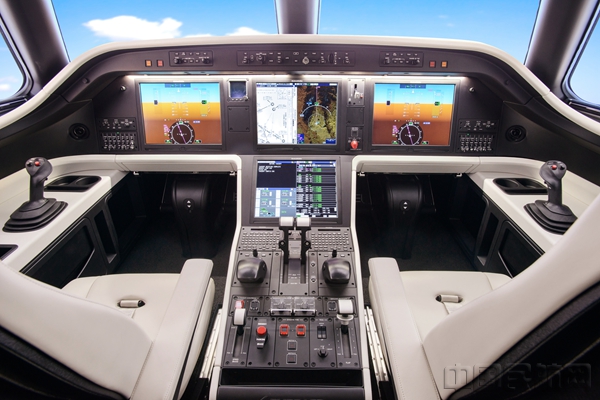 L500-FlightDeck-01.jpg