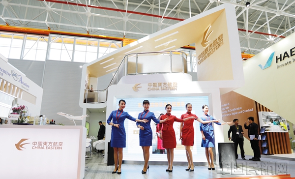 东方公务航空乘务新制服.jpg