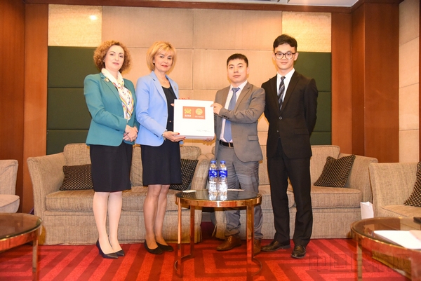 附图1：海南航空市场部总经理助理师智伟与塞尔维亚旅游部副部长Renata Pindzo女士（左二）交换礼物.jpg