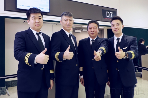 首航机组在休斯顿做好出发准备.jpg