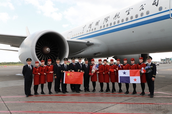 首航机组在巴拿马机场合影2.jpg
