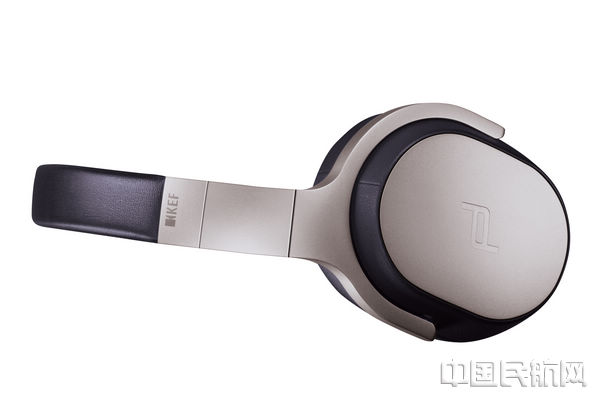 海航国内航线引进高端商务头戴式降噪耳机