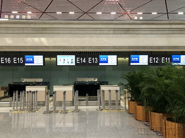 厦航、河北航、江西航的咨询服务柜台统一在E岛,旅客可在E岛的11-15号柜台办理值机手续。(摄影:张羽).jpg 厦航、河北航、江西航的咨询服务柜台统一在E岛,旅客可在E岛的11-15号柜台办理值机手续。(摄影:张羽).jpg