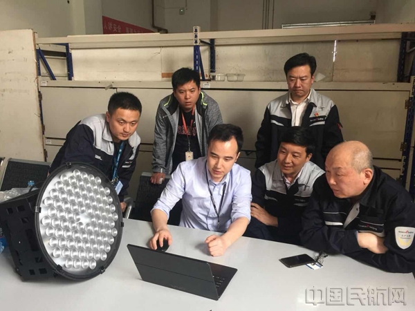 项目组讨论施工方案.jpg