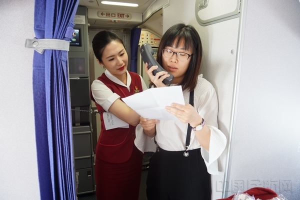 国航重庆红岩乘务组开展五四青年节机上特色活