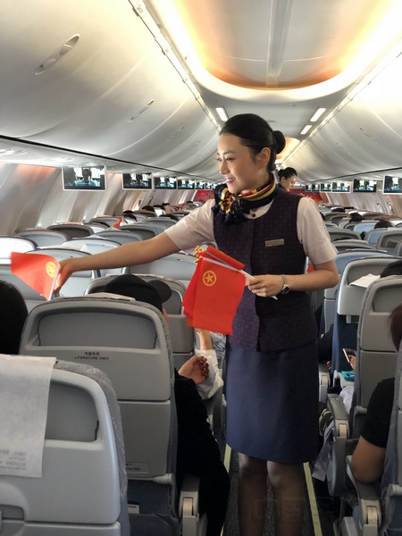 国航重庆红岩乘务组开展五四青年节机上特色活