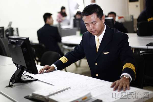 附图2:温建平在查看航线图(摄影马也).jpg 附图2:温建平在查看航线图(摄影马也).jpg