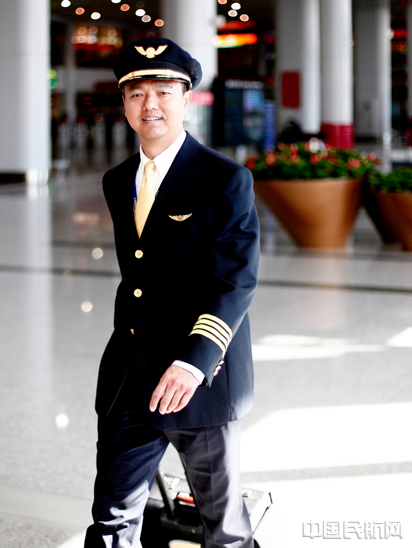 附图4:即将踏上又一段旅程的温建平(摄影马也).jpg 附图4:即将踏上又一段旅程的温建平(摄影马也).jpg