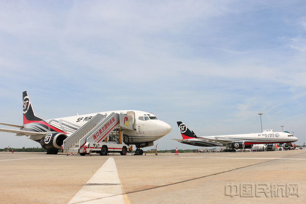 图4-顺丰航空全货机抵达海口美兰国际机场.jpg 图4-顺丰航空全货机抵达海口美兰国际机场.jpg