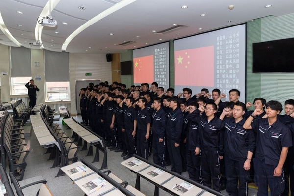 航空技术培训部团委组织技校学生开展成人礼.jpg