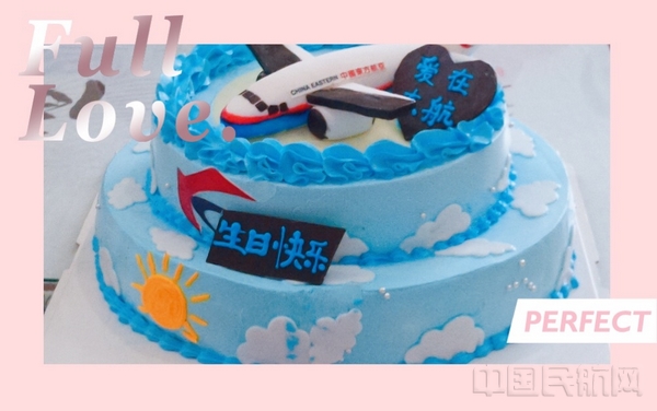 这是王起平带领二分部和五分部乘务员专程为身体障碍人士过生日所订制的蛋糕.jpg 这是王起平带领二分部和五分部乘务员专程为身体障碍人士过生日所订制的蛋糕.jpg
