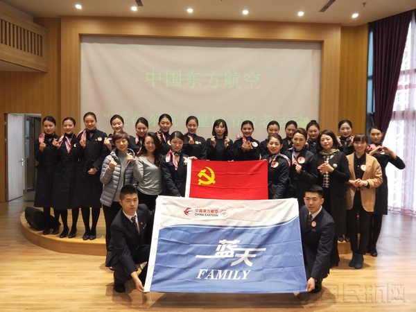重阳节王起平带乘务员到东方博爱福利院看望老人的合影.jpg 重阳节王起平带乘务员到东方博爱福利院看望老人的合影.jpg