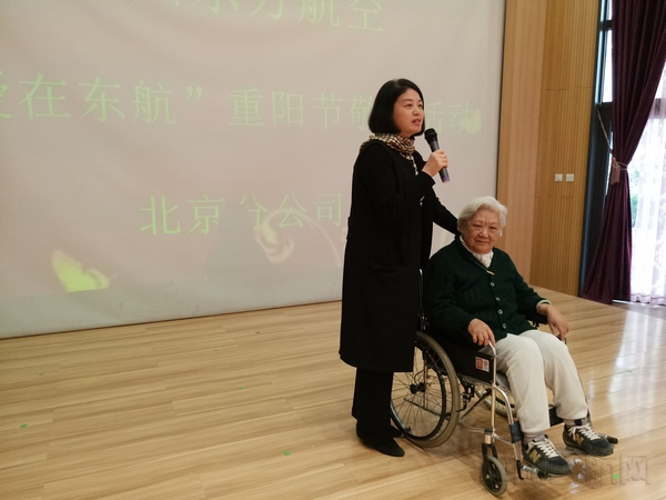 重阳节王起平带乘务员到东方博爱福利院以示身教讲解轮椅服务1.jpg 重阳节王起平带乘务员到东方博爱福利院以示身教讲解轮椅服务1.jpg
