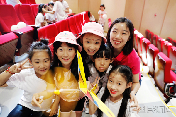 图二  天津航空志愿者与小朋友互动.jpg
