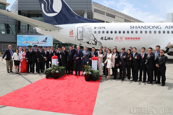 6、嘉宾代表与孔子文化主题飞机合影.jpg