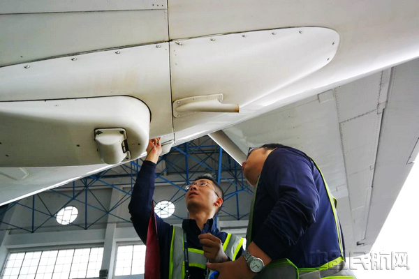 起落架突发故障 南航贵州机务打赢22小时抢修