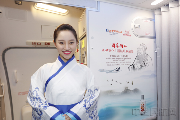 2 乘务员身着汉服在登机口笑语盈盈迎接乘客登机.jpg 2 乘务员身着汉服在登机口笑语盈盈迎接乘客登机.jpg