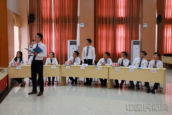 图2 参赛选手进行答题.jpg