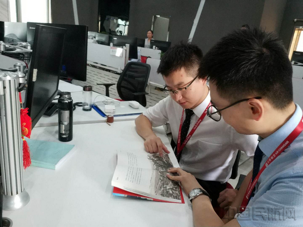 附图7:一线人员自学《梁家河》.jpg 附图7:一线人员自学《梁家河》.jpg