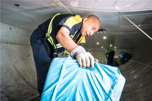 飞机后货舱是个极度封闭空间,纵深很长,需要两名装卸工合作进行搬运。.jpg