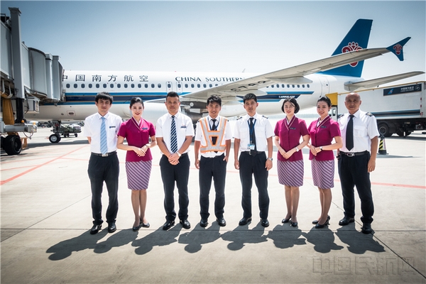 南航CZ6343机组成员,机长李金烨,乘务长王来艳阳机坪上的合影。.jpg 南航CZ6343机组成员,机长李金烨,乘务长王来艳阳机坪上的合影。.jpg