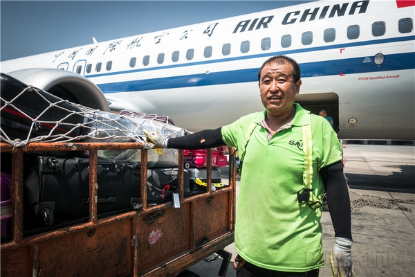 李晓辉,沈阳空港物流行李装卸员,每天每人保障30个航班,1500件行李货物。.jpg
