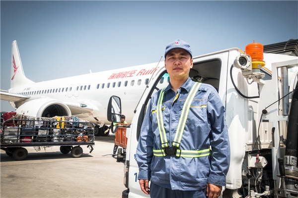 中航油东北公司加油员郭海洋,准备给瑞丽航空航班加油,领口附近已经湿透,他每天保障35架次航班加油工作,平均每个航班需要16分钟作业时间。。.jpg