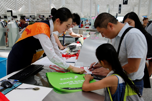 客座率超8成 深航暑运日均运送旅客92920人次