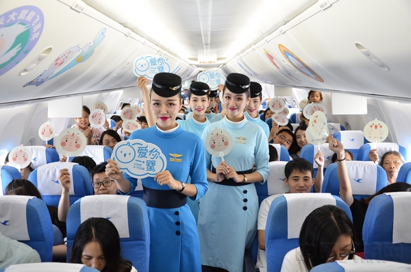 航班中开展空中课堂。摄影:郭梦奇.jpg 航班中开展空中课堂。摄影:郭梦奇.jpg