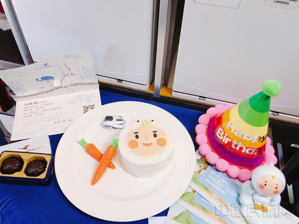 厦航为小寿星举行空中生日会。摄影:郭梦奇.jpg 厦航为小寿星举行空中生日会。摄影:郭梦奇.jpg