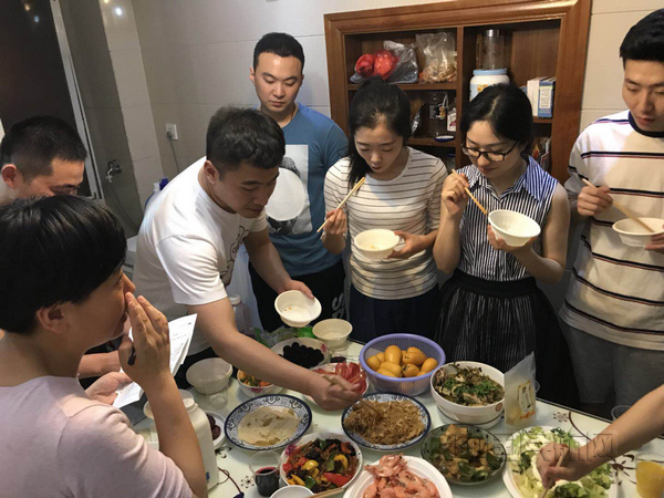 nEO_IMG_为乘务员组织的家常菜交流