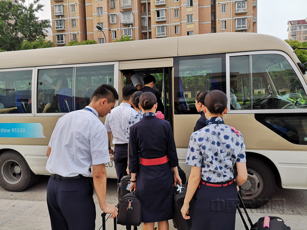 nEO_IMG_非沪籍单身乘务员集中租住的小区开通了免费班车