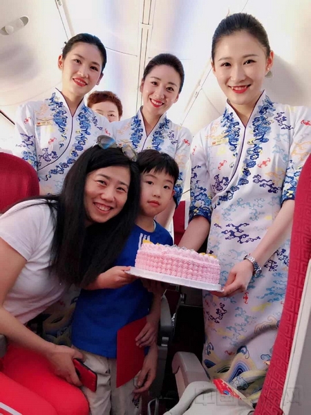 附图3:Care More大使为小乘客打造万米高空惊喜生日会.jpg 附图3:Care More大使为小乘客打造万米高空惊喜生日会.jpg