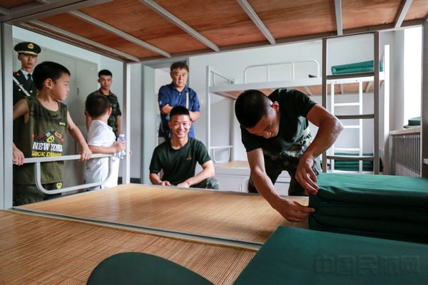 图3：武警官兵们向大家展示如何整理内务.jpg