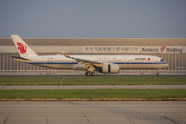 图片3：国航首架A350飞机抵京.jpg