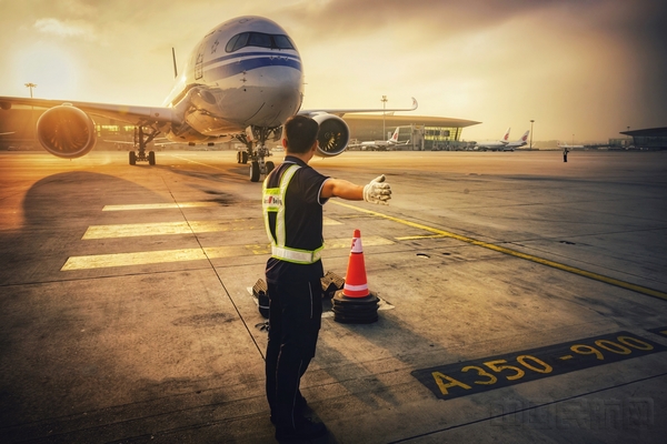 图片1:Ameco机务人员维护国航A350飞机.jpg 图片1:Ameco机务人员维护国航A350飞机.jpg