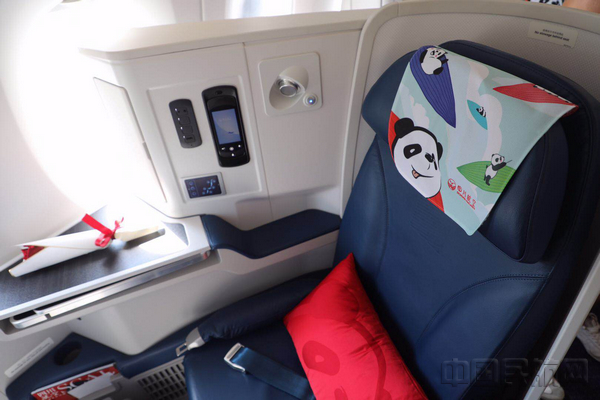 川航首架A350首航 旅客首次体验熊猫主题航班