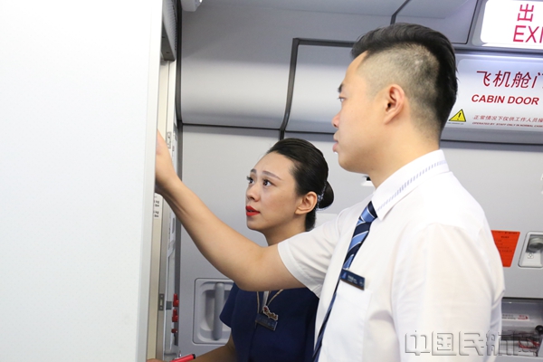 年智慧和李柏威夫妻两人一起工作中(摄影 程锦波 )_副本.jpg