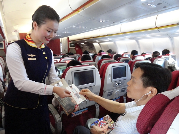 附图2：机上旅客参加零聚爱心捐款活动.jpg